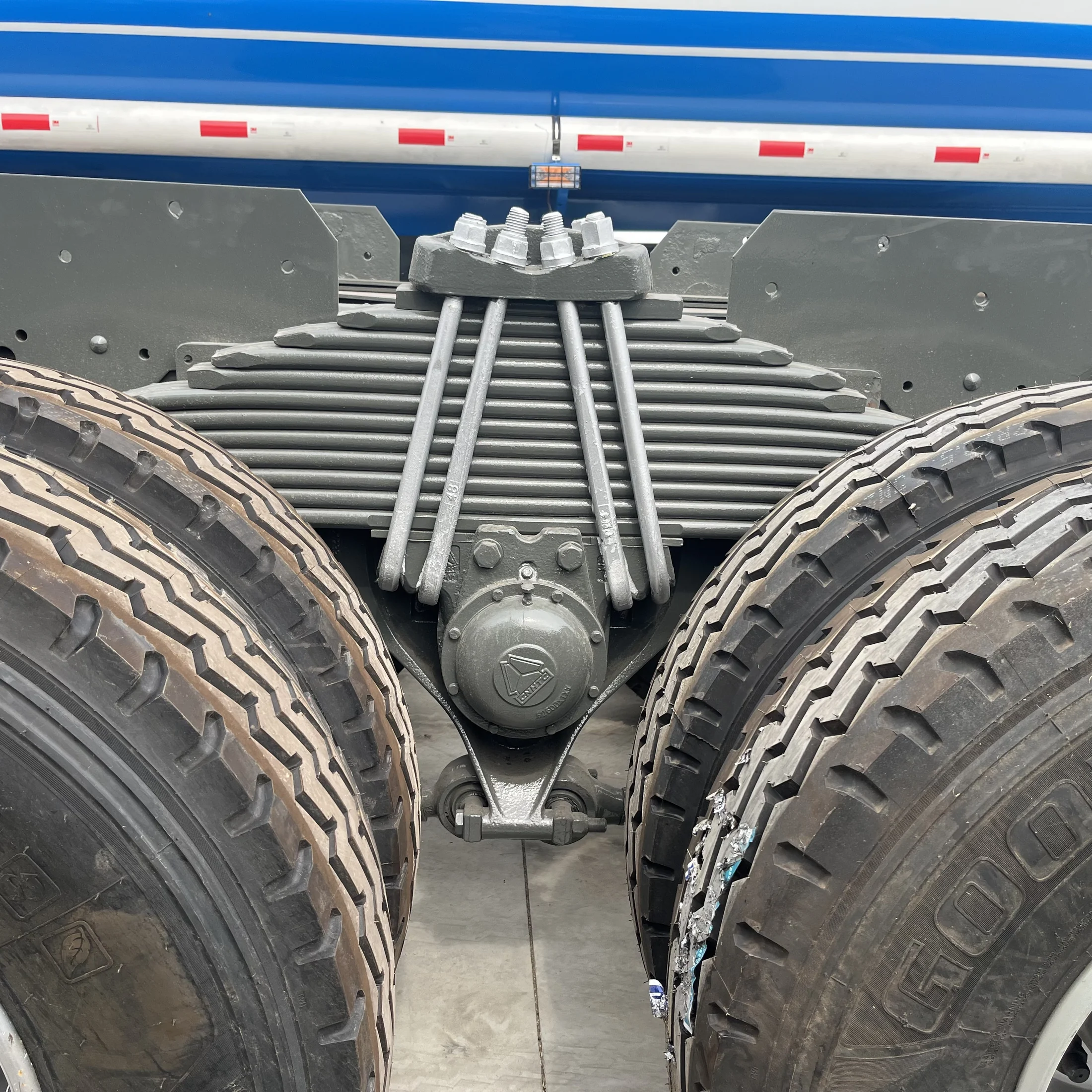 HOWO HW76 8×4 · Leaf-spring suspension / 钢板弹簧悬架