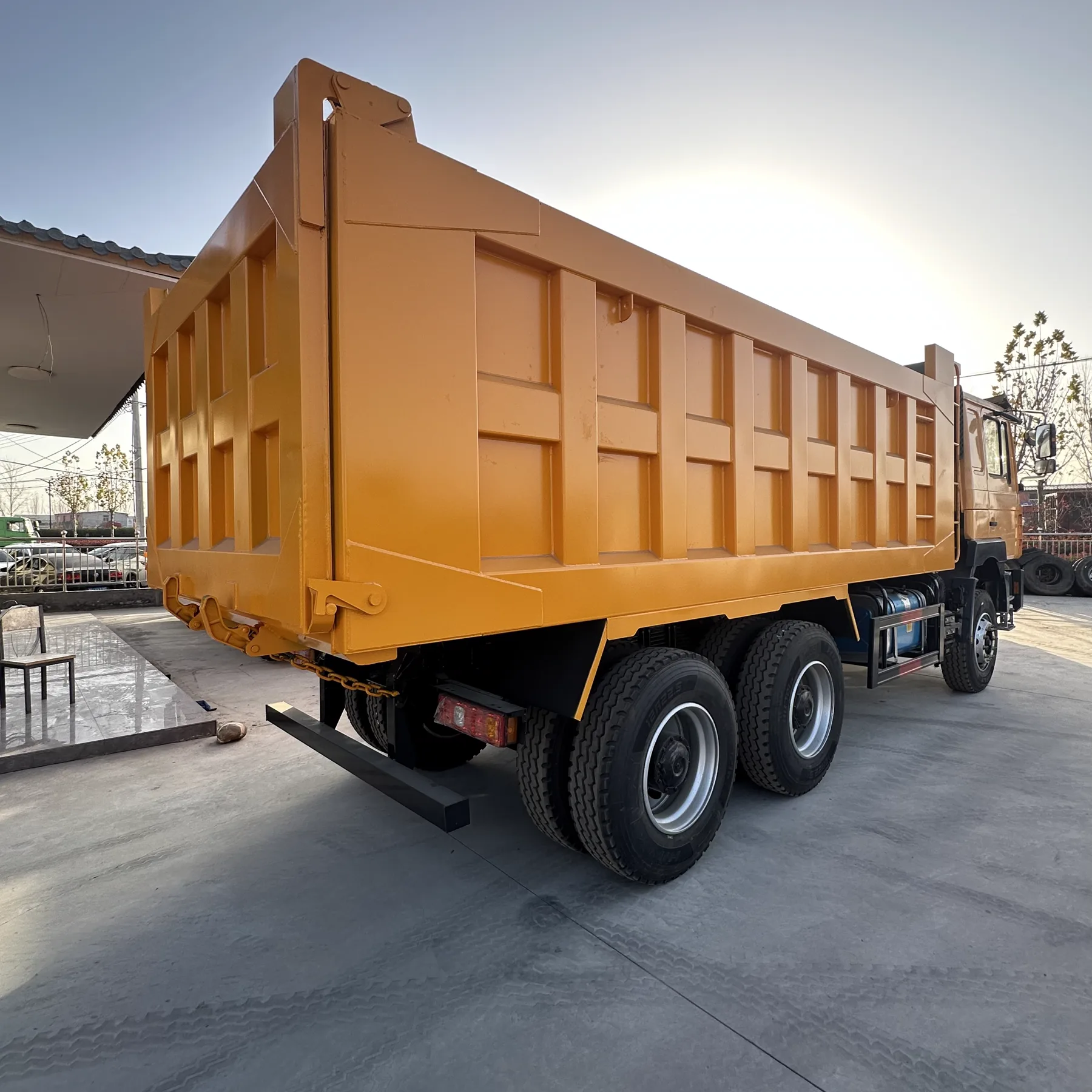 SHACMAN F3000 dump body rear angle