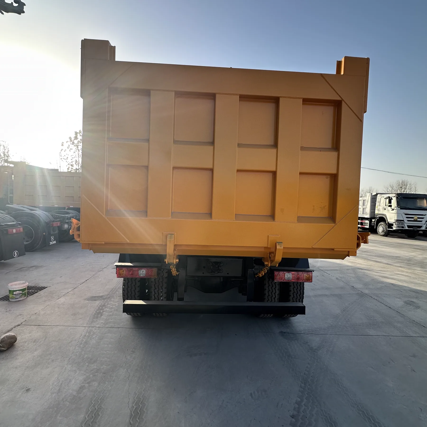 SHACMAN F3000 dump truck rear view
