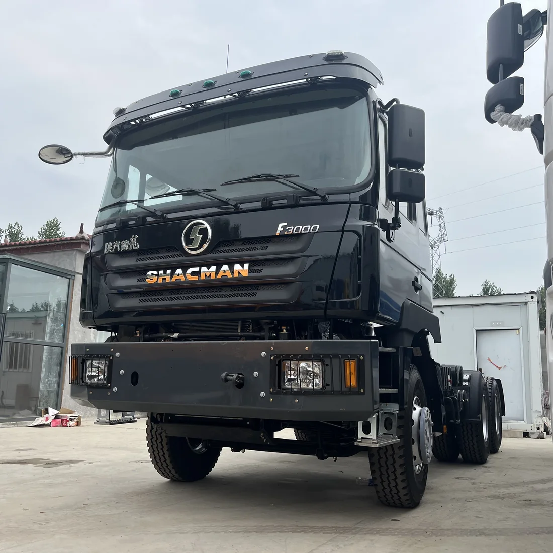 Factory photo: SHACMAN F3000 6×4 tractor truck